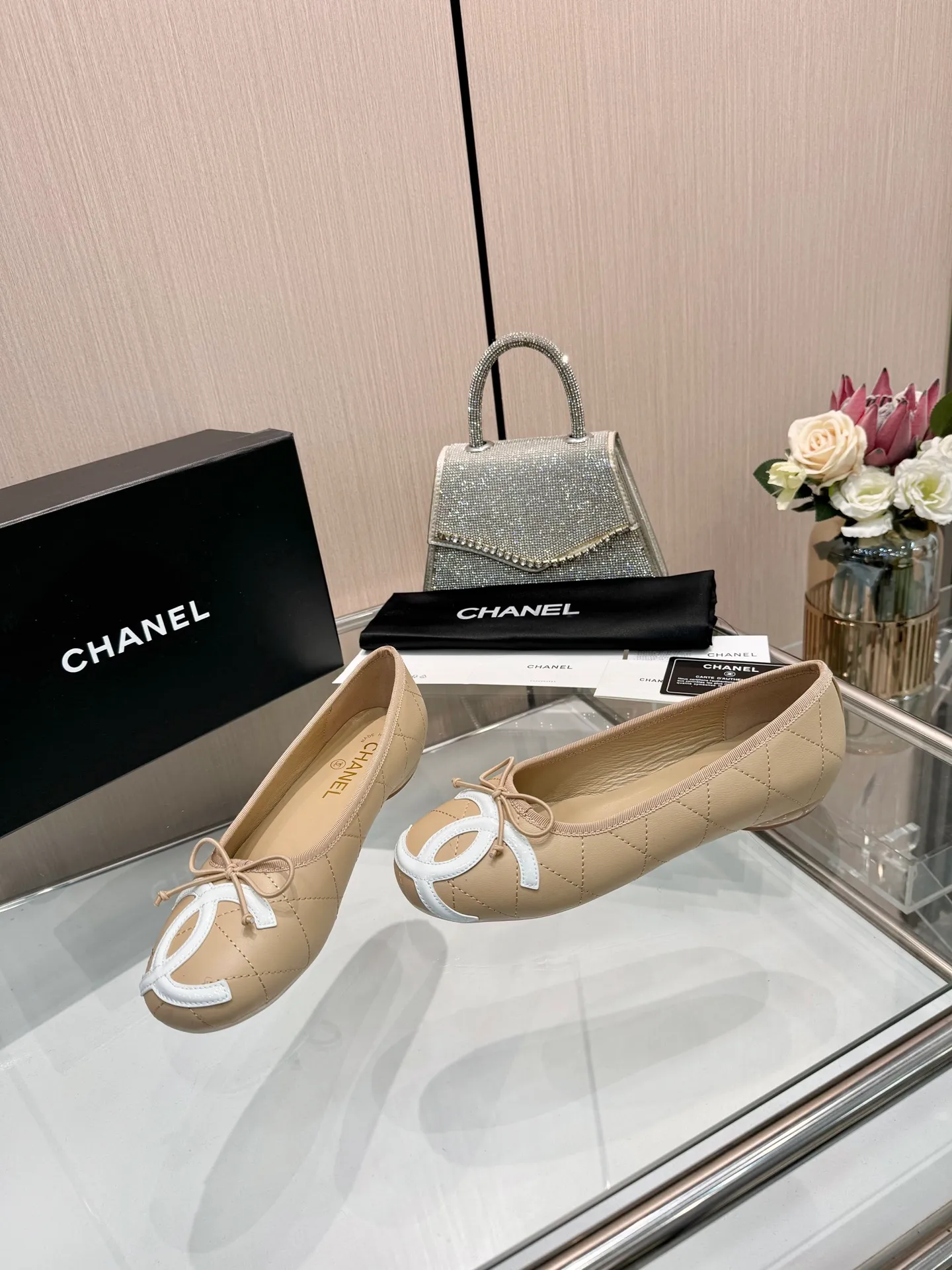 👟👟Ex-factory price 500👟👟 | ²⁰²5 𝐬𝐬 🤍🤎𝐂𝐇𝐀𝐍𝐄𝐋Chanel 26A catwalk style handmade Mary Jane women's shoes. Ballet shoes are so amazing, the bow pattern is so cute! Even if I don’t wear flat shoes, I can’t resist the temptation! The second recommended pair of Chanel logo women's shoes has great texture and is versatile. It is made of lambskin and has an original two-color outsole. Size: 35-40 (41 can be customized and cannot be returned or exchanged)